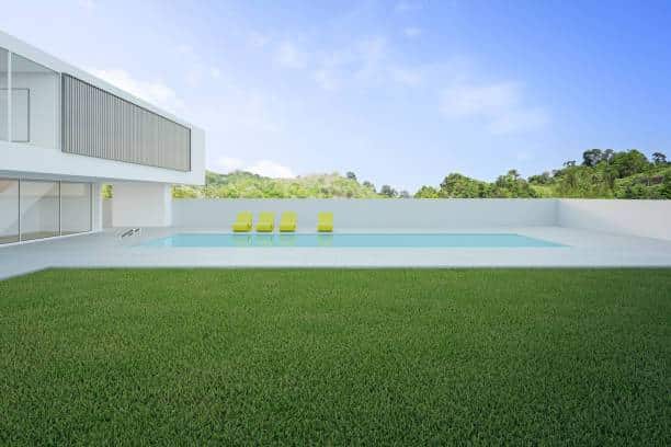 Poser du gazon synthétique autour de sa piscine pour des abords parfaits