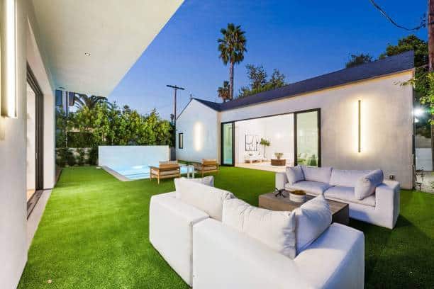Un jardin bien aménagé avec le gazon synthétique
